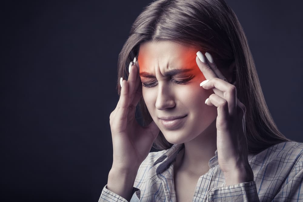 علائم سر درد چیست و چه ارتباطی با میگرن دارد؟